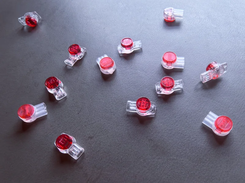 UR and UR2 red gel-filled connector series scattered view